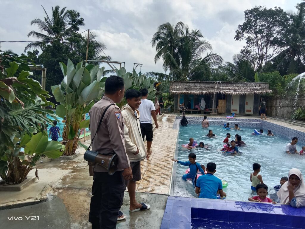 Polsek Cikedal Lakukan Patroli dan Pengamanan di Objek Wisata Kolam Renang Bu Nde 1 WhatsApp Image 2024 04 13 at 19.12.55