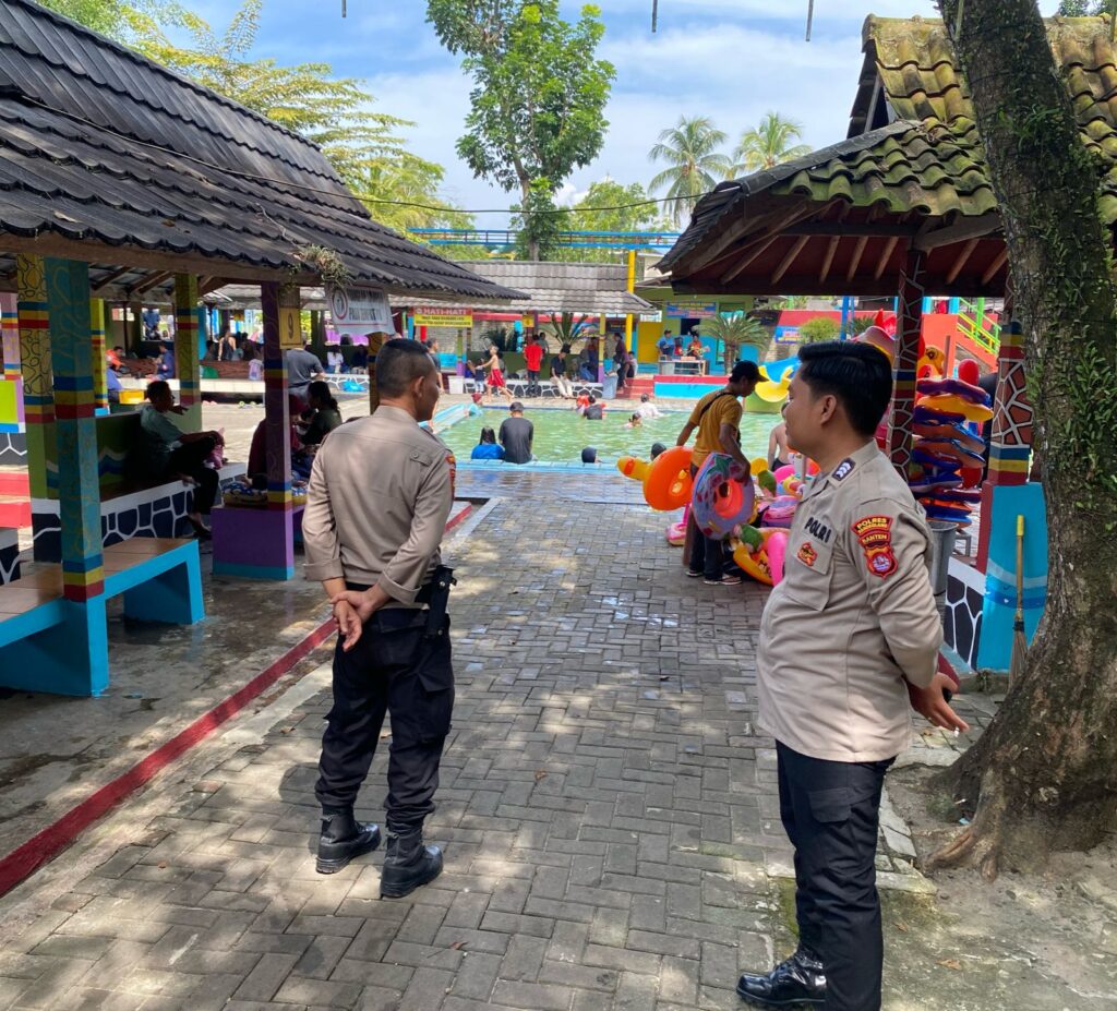 Polsek Banjar Polres Pandeglang Lakukan Pengamanan di Objek Wisata Pemandian Air Panas Cisolong 2 WhatsApp Image 2024 04 13 at 19.47.48