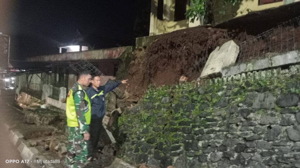 Bhabinkamtibmas Polsek Pandeglang dan Babinsa Tanggap Musibah Tanah Longsor di Kampung Gardu Tanjak 3 WhatsApp Image 2024 04 13 at 22.56.40