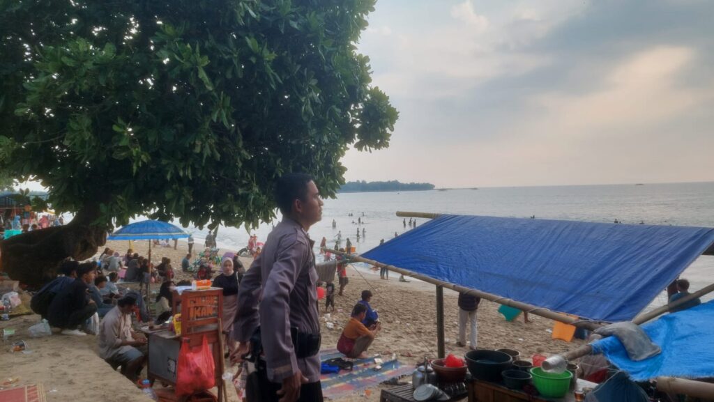 Personil Polsek Carita Lakukan Patroli dan Himbauan di Pantai 5 WhatsApp Image 2024 04 14 at 06.03.01
