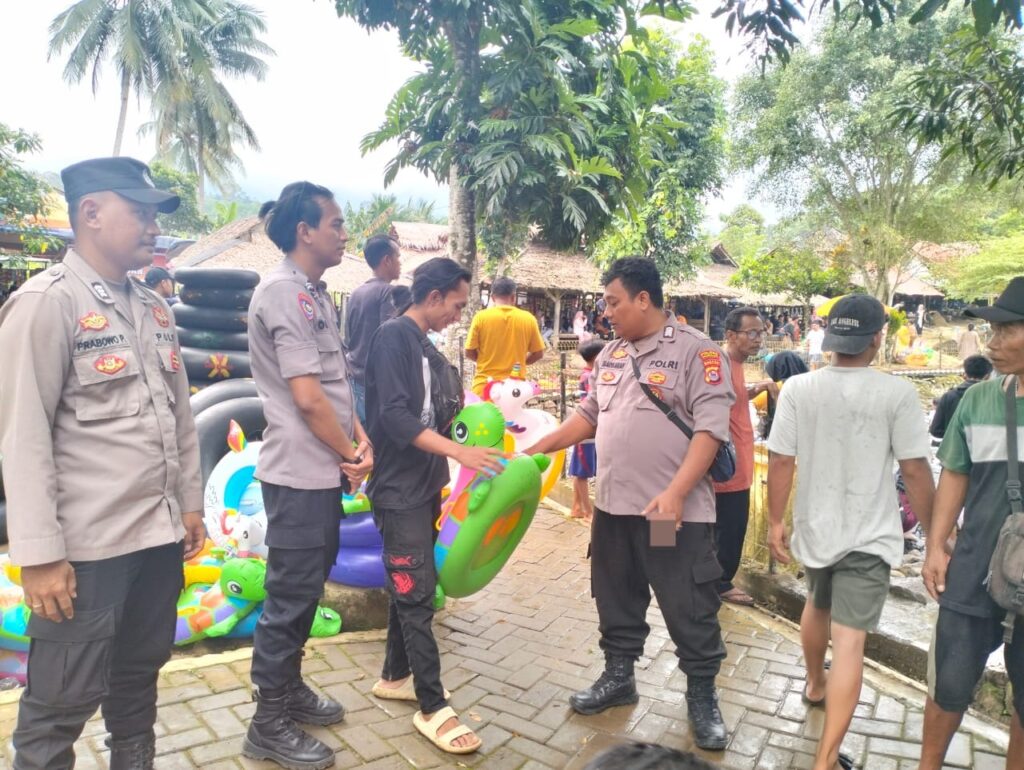 Polsek Pulosari Polres Pandeglang Lakukan Pengamanan di Objek Wisata Kolam Renang Citaman Batu dan Kolam Renang Sanur 4 WhatsApp Image 2024 04 14 at 07.46.25