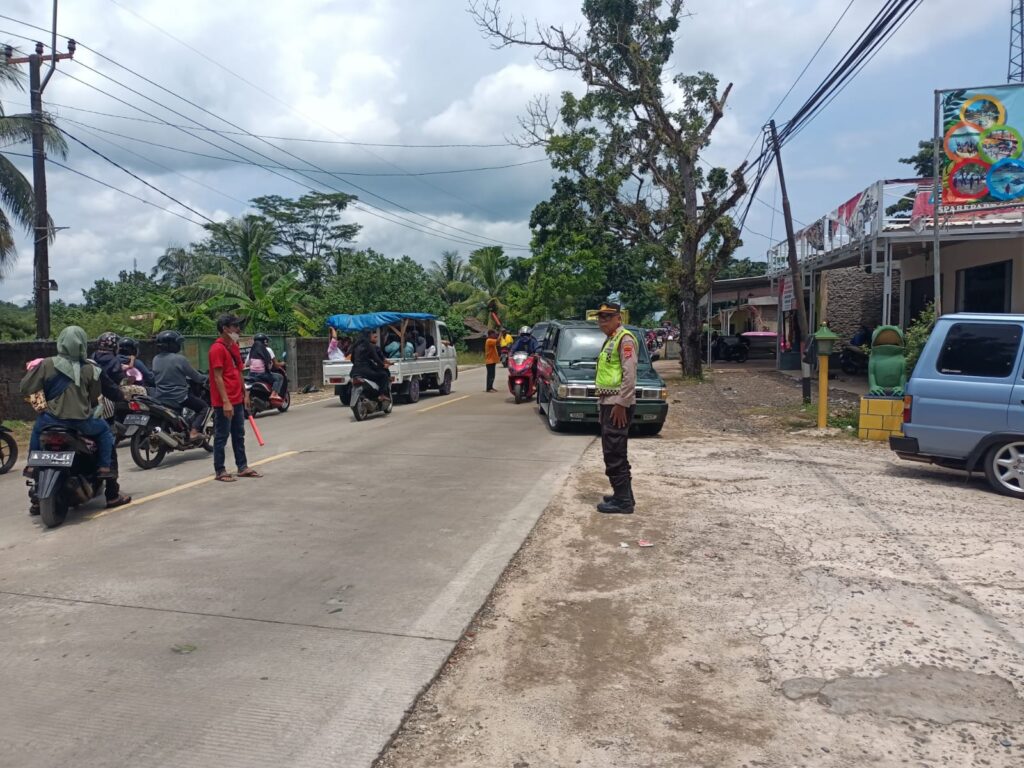 Kapolsek Bojong Polres Pandeglang Turun Langsung ke Lapangan untuk Memberikan Pelayanan Pengaturan Lalulintas di Pantai Kodok Caringin 7 WhatsApp Image 2024 04 14 at 14.29.54