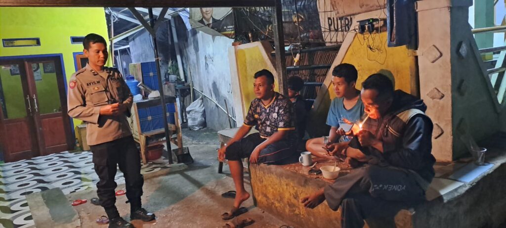 Polsek Cadasari Lakukan Patroli Rutin untuk Tingkatkan Keamanan Malam di Tengah Pemuda 6 WhatsApp Image 2024 04 15 at 07.21.40