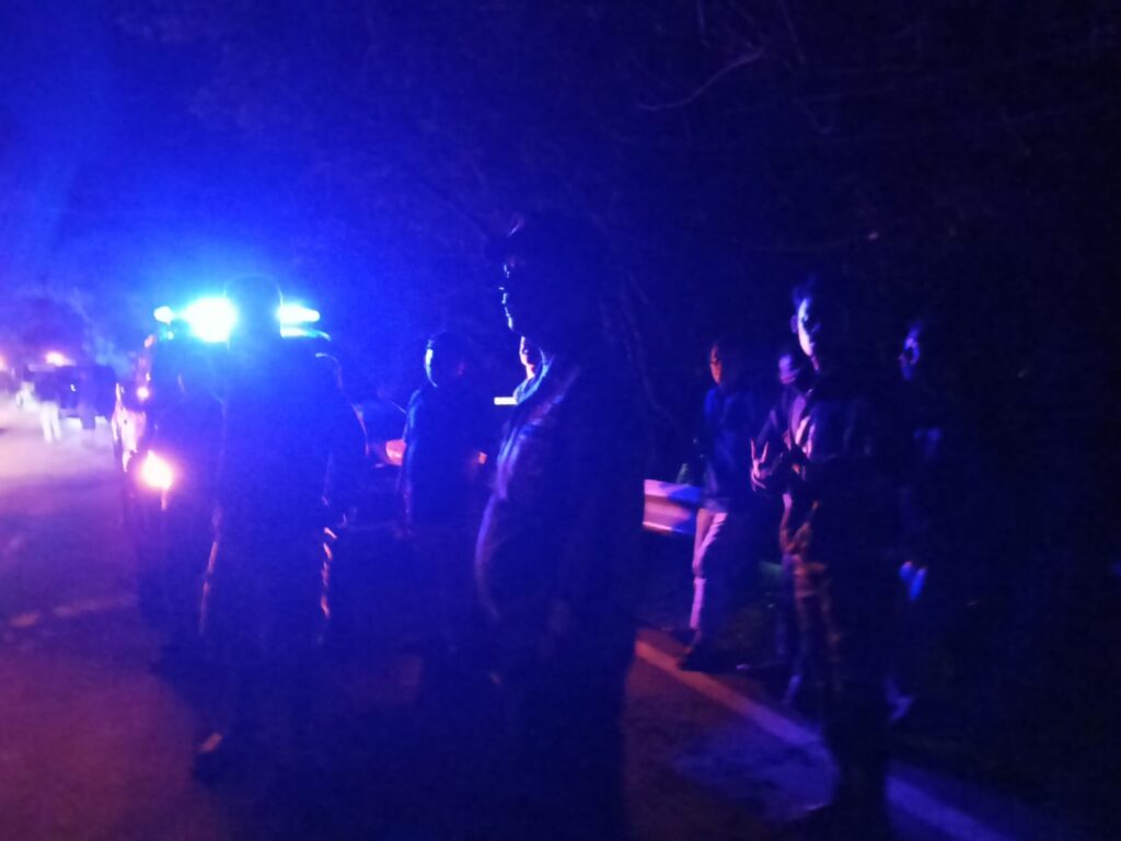 Polsek Bojong Polres Pandeglang Menggelar Blue Light Patroli demi Keamanan Wilayah 8 WhatsApp Image 2024 04 15 at 10.30.02