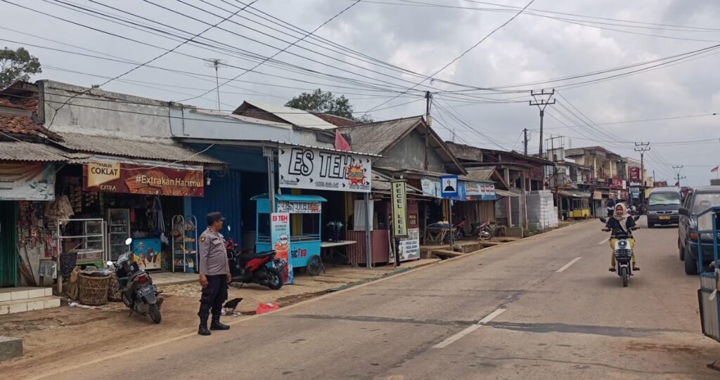 Polsek Bojong Rutin Melaksanakan Kegiatan Gatur Lalulintas di Pasar Bojong 9 WhatsApp Image 2024 04 15 at 10.33.44
