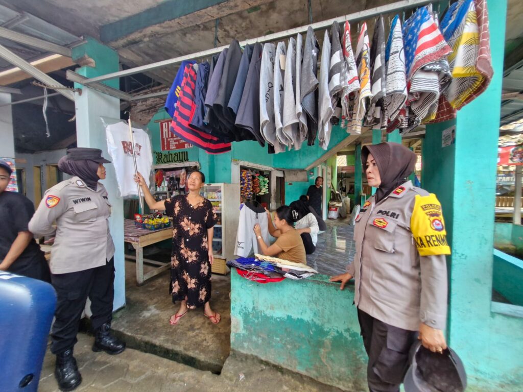 Polwan Polres Pandeglang Himbau Pemilik Toko Souvenir di Kawasan Wisata untuk Menjaga Stabilitas Harga 4 WhatsApp Image 2024 04 15 at 11.02.14
