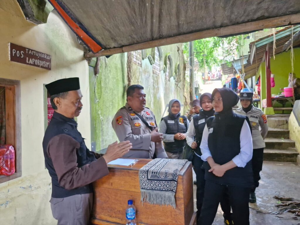 Polwan Polres Pandeglang Mendorong Pengelola Wisata Batu Qur'an untuk Perhatikan Keselamatan Pengunjung 2 WhatsApp Image 2024 04 15 at 11.02.42