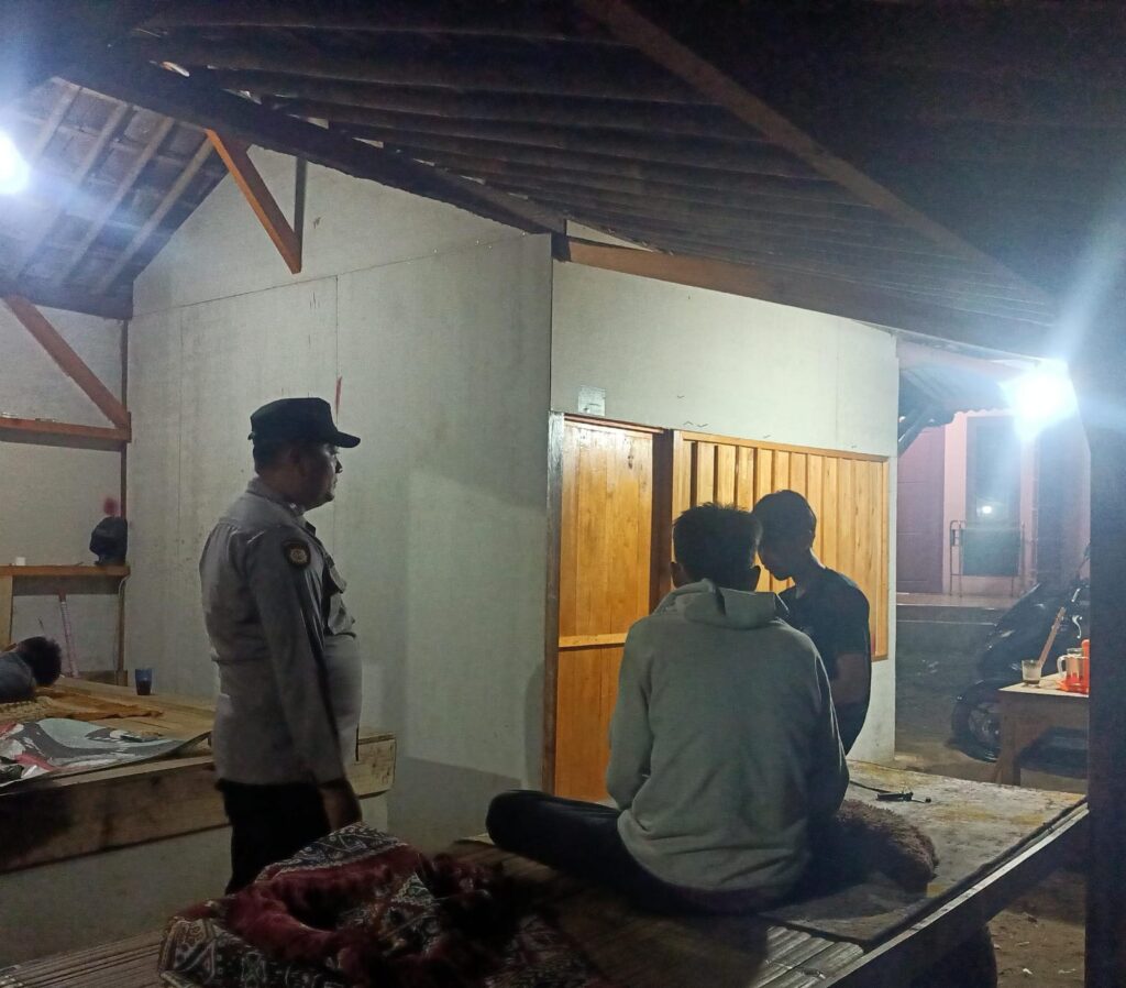 Personil Polsek Bojong Polres Pandeglang Melaksanakan Patroli Malam untuk Keamanan Wilayah 5 WhatsApp Image 2024 04 16 at 13.24.55