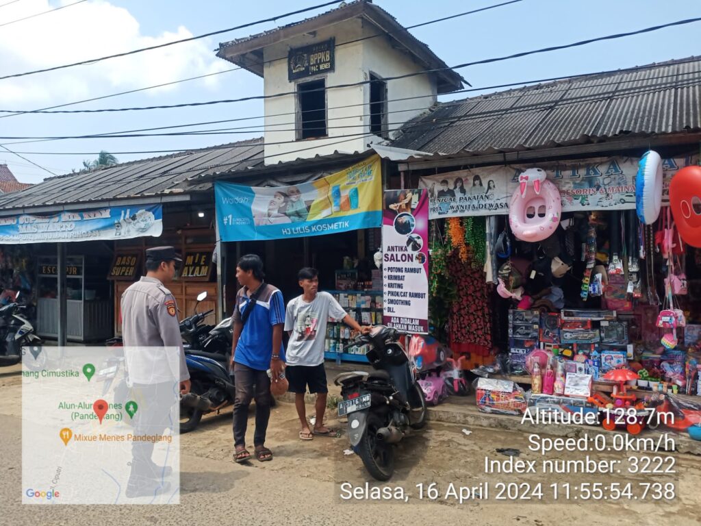 Polsek Menes Tingkatkan Patroli Pasar untuk Antisipasi Kejahatan Curas, Curat, dan Curanmor 3 WhatsApp Image 2024 04 16 at 17.21.49
