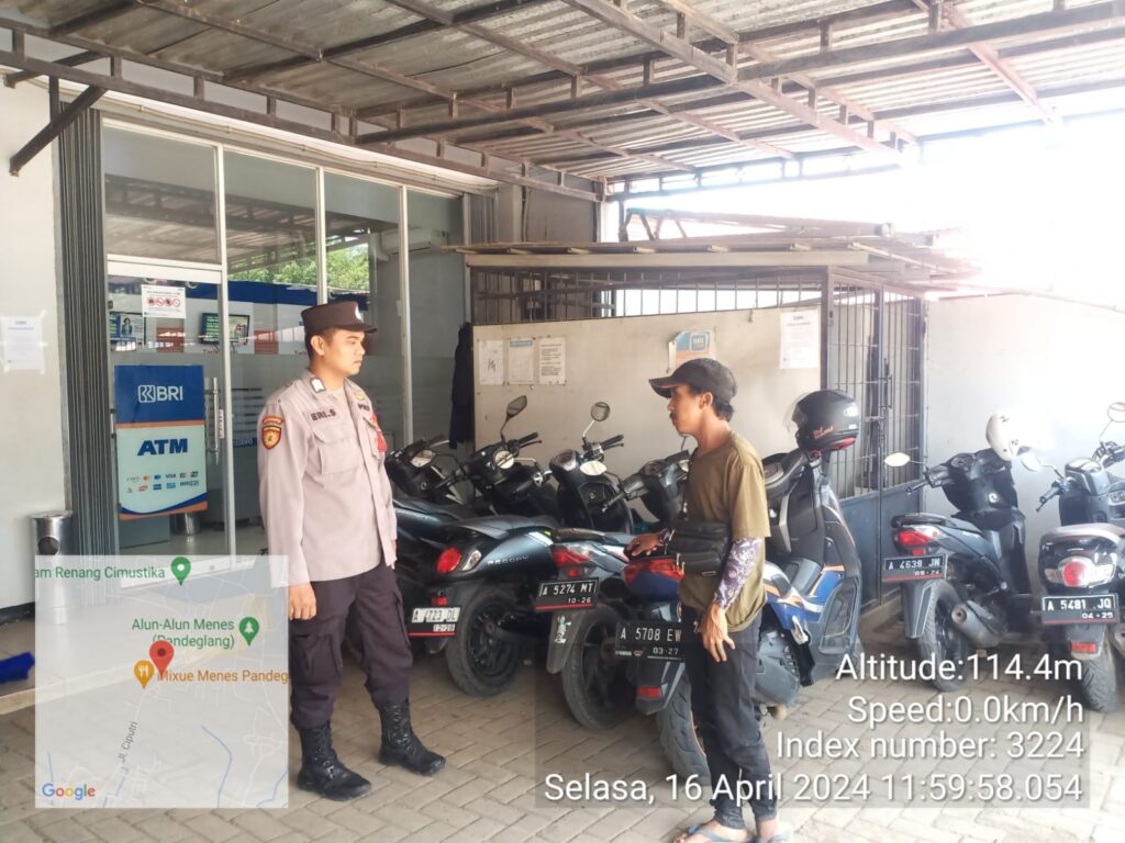 Polsek Menes Sambangi Petugas Parkir di Bank BRI Purwaraja 4 WhatsApp Image 2024 04 16 at 17.24.43