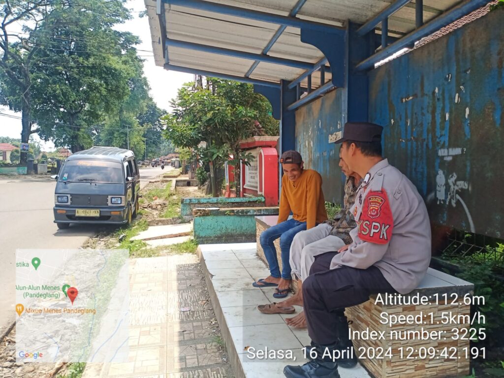 Polsek Menes Polres Pandeglang Berikan Penyuluhan kepada Supir Angkutan Umum di Alun-alun Kecamatan Menes 5 WhatsApp Image 2024 04 16 at 17.26.03