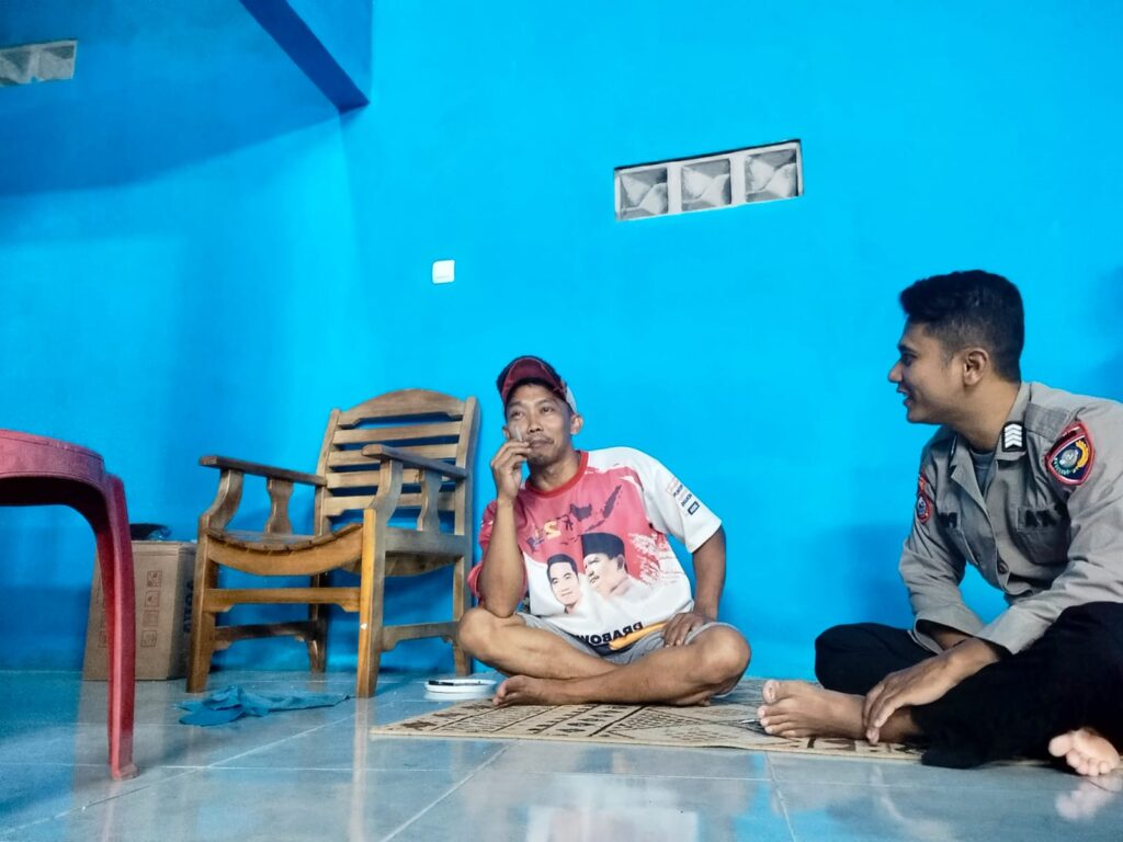 Bhabinkamtibmas Polsek Pandeglang Sambang Silaturahmi ke Warga dan Himbau Selalu Jaga Kamtibmas 6 WhatsApp Image 2024 04 16 at 20.36.03