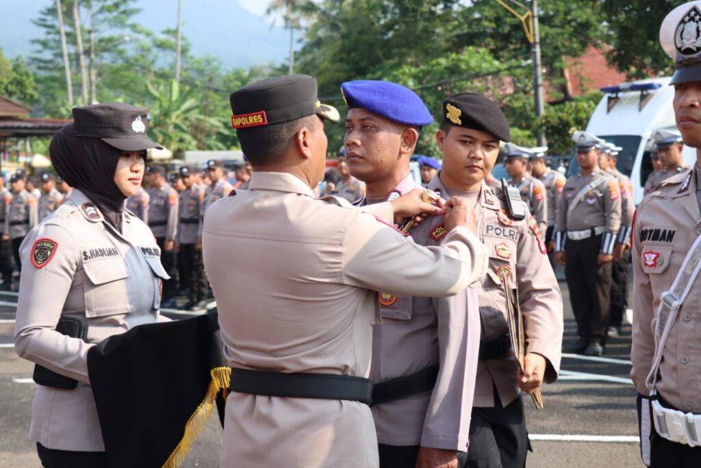Kapolres Pandeglang AKBP Oki Bagus Setiaji Gelar Upacara Pelepasan Pita Operasi Ketupat Maung 2024 2 WhatsApp Image 2024 04 17 at 09.06.47