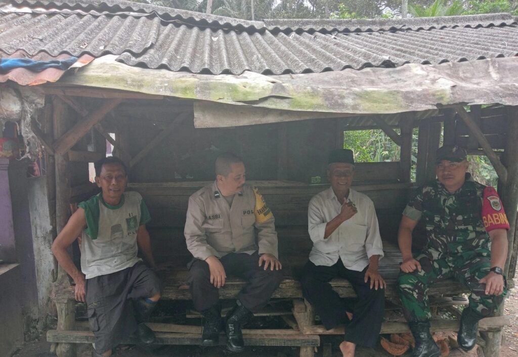 Bhabinkamtibmas Polsek Cadasari, Babinsa, dan Kepala Desa Bersatu Lakukan Silaturahmi ke Warga Desa Kaduengang 6 WhatsApp Image 2024 04 17 at 14.12.17