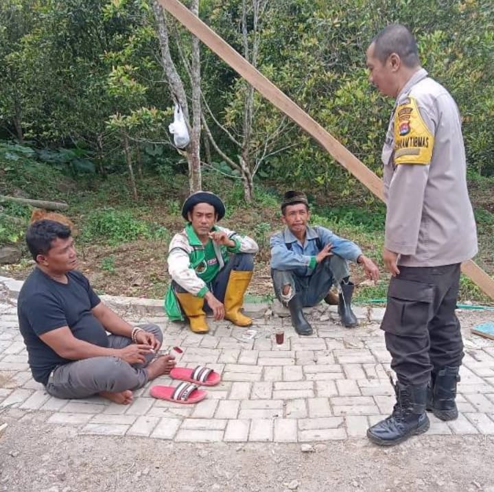 Bhabinkamtibmas Polsek Cadasari Terus Aktif Lakukan Kegiatan Sambang di Daerah Gunung Karang 7 WhatsApp Image 2024 04 17 at 14.17.59
