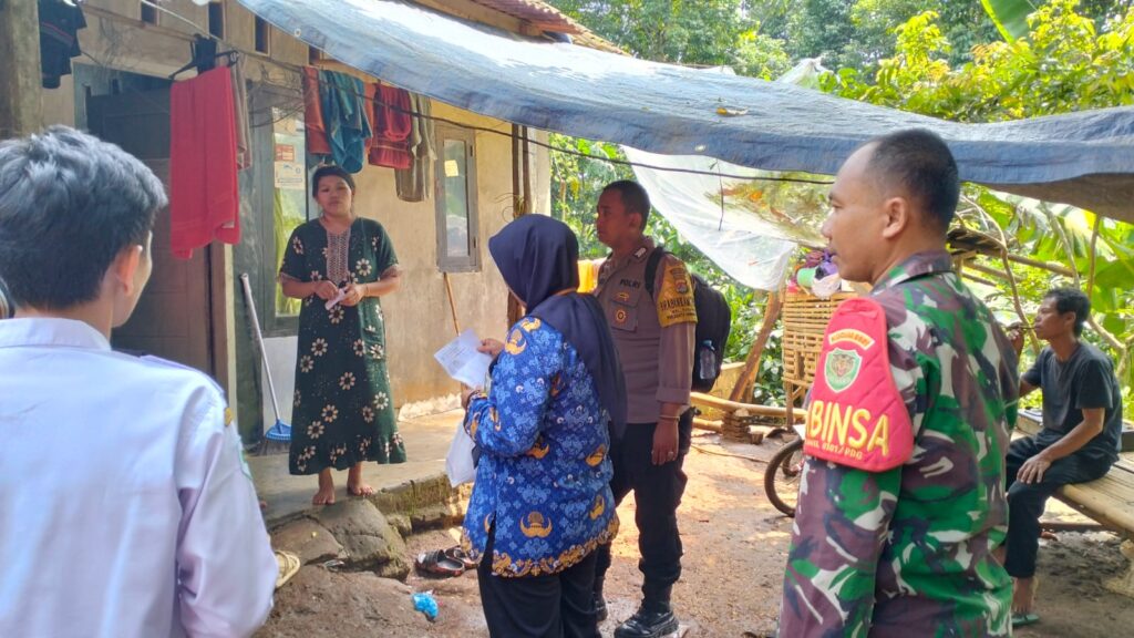 Bhabinkamtibmas Polsek Pandeglang Melaksanakan Kegiatan Sambang dan Monitoring Penyelidikan Epidemiologi (PE) terkait DBD 1 WhatsApp Image 2024 04 17 at 19.52.05