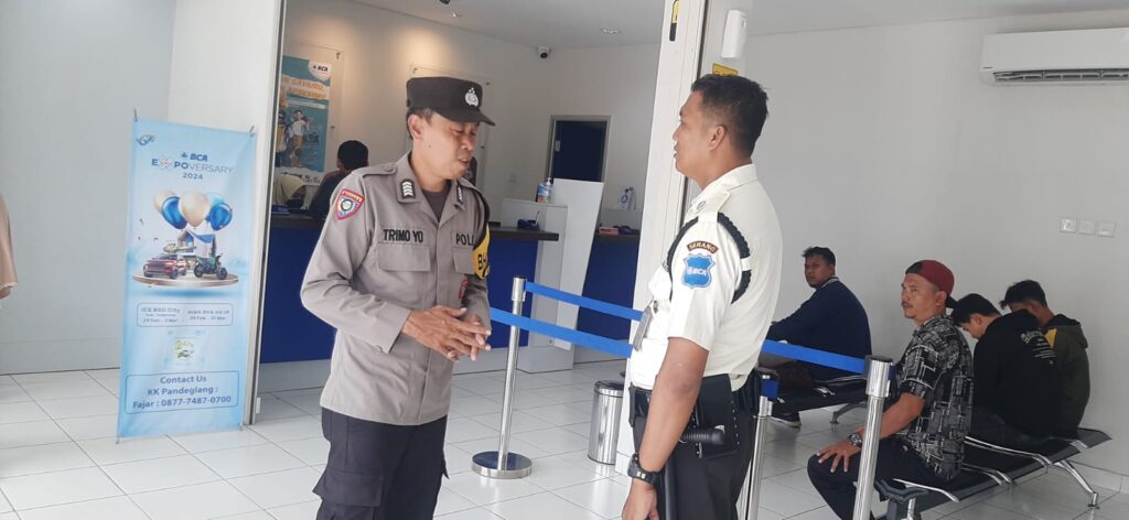 Bhabinkamtibmas Polsek Pandeglang Lakukan Sambang ke Satpam Bank BCA Pandeglang 2 WhatsApp Image 2024 04 17 at 20.00.23