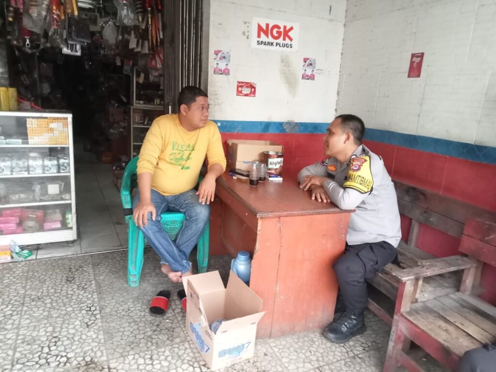 Bhabinkamtibmas Polsek Cikedal Melaksanakan Sambang dan Silaturahmi dengan Masyarakat 3 WhatsApp Image 2024 04 17 at 20.49.54