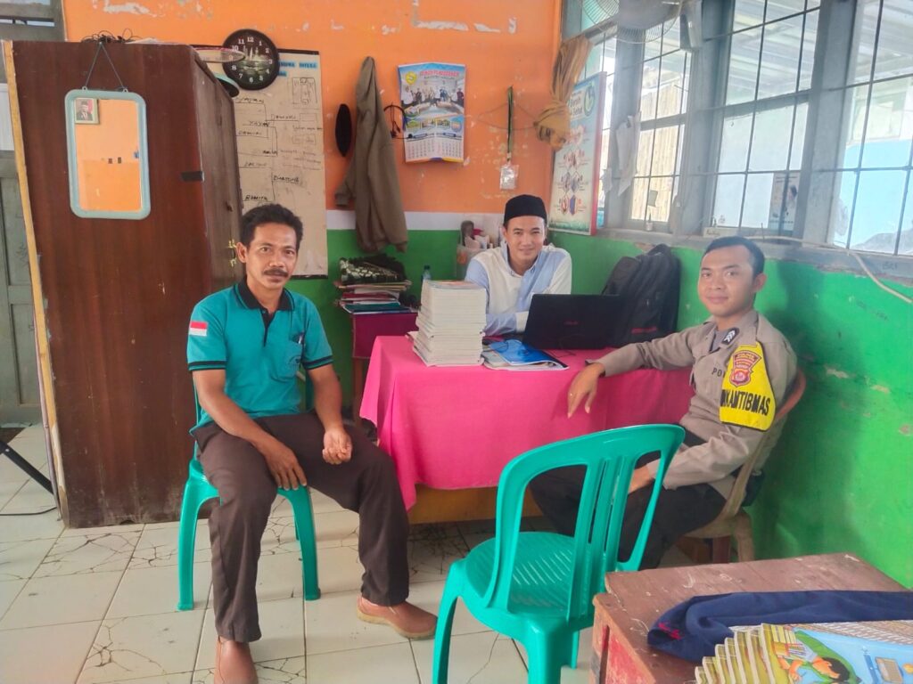 Polres Pandeglang: Bhabinkamtibmas Lakukan Sambang Rutin dan Silaturahmi dengan Warga 4 WhatsApp Image 2024 04 17 at 20.59.18