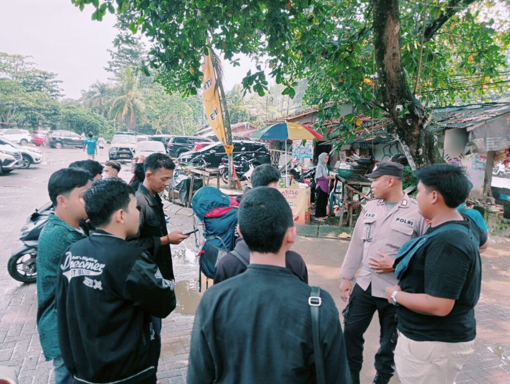 Kanit Binmas Polsek Carita Lakukan Patroli Dialogis dan Berikan Himbauan Kamtibmas di Pantai Carita 6 WhatsApp Image 2024 04 17 at 21.24.19