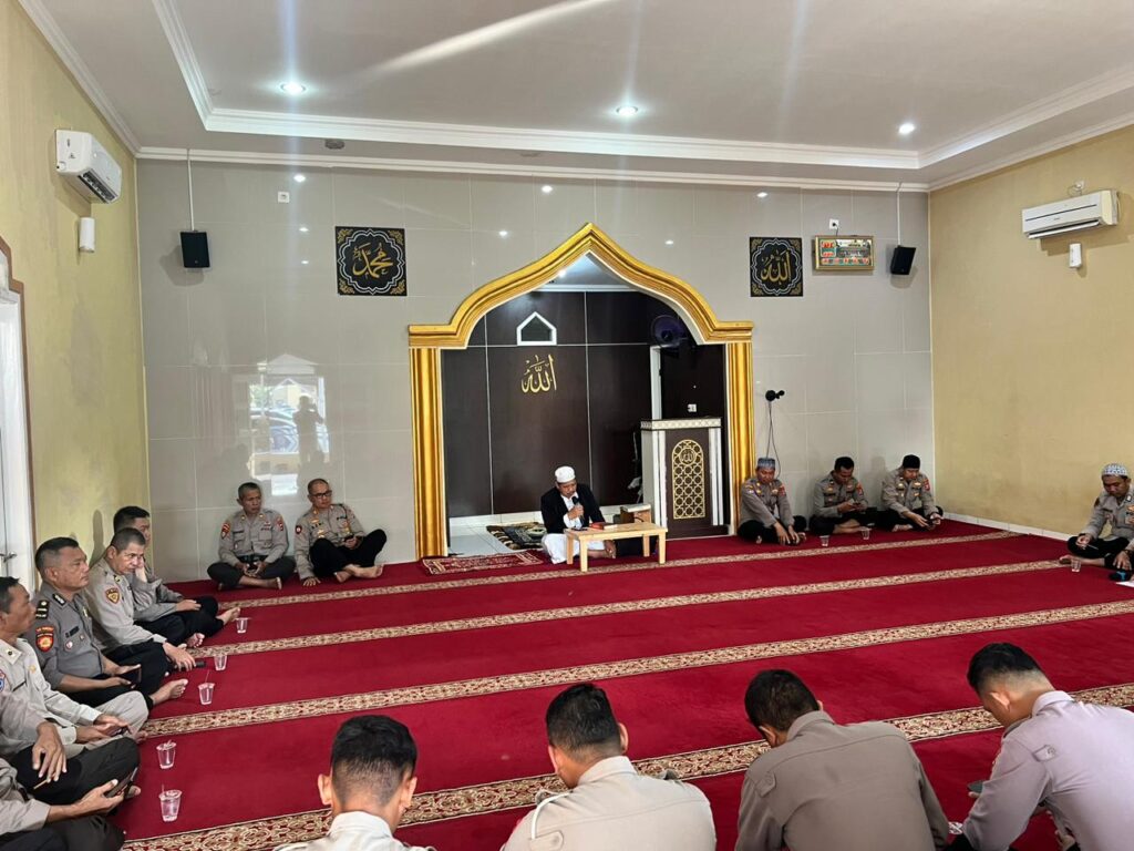 Polres Pandeglang Gelar Kegiatan Binrohtal Rutin di Musholla Assofwan 1 WhatsApp Image 2024 04 18 at 08.29.19