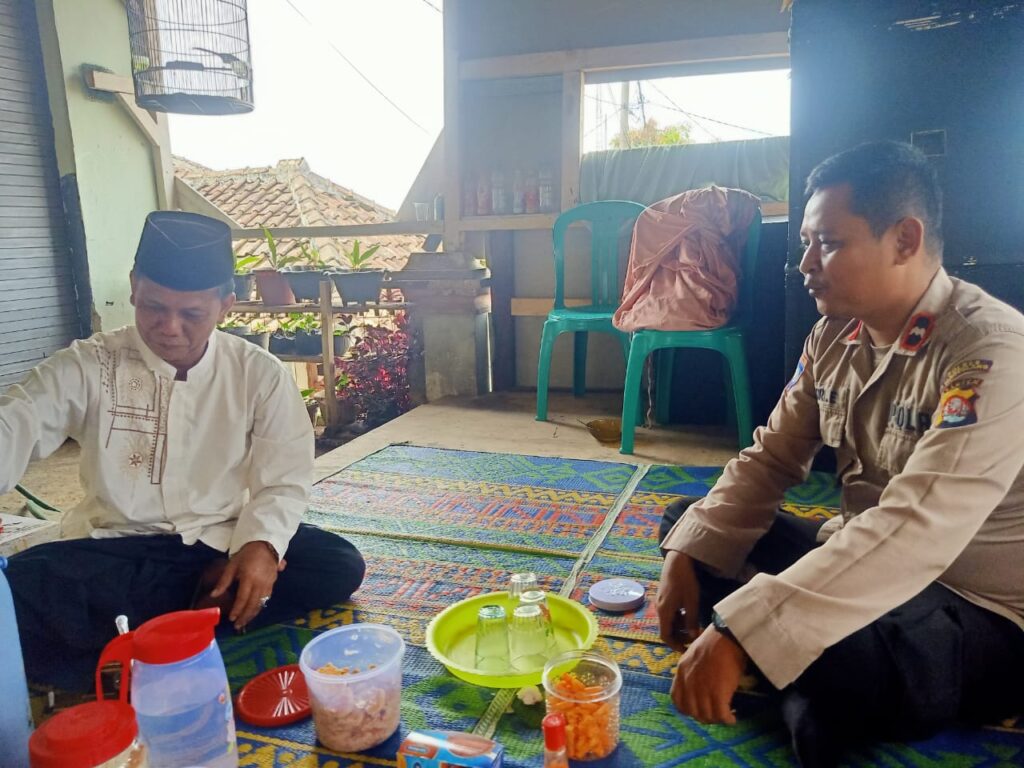 Kunjungan Kerja Kanit Binmas Polsek Cadasari ke Rumah Kepala Desa Kaduengang: Meningkatkan Kemitraan untuk Keamanan Bersama 1 WhatsApp Image 2024 04 19 at 17.02.10