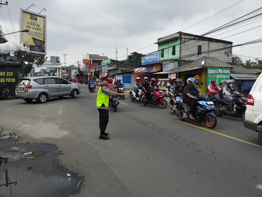 Polsek Cadasari Menjalankan Pengaturan Lalu Lintas Intensif di Depan Pasar Cadasari 2 WhatsApp Image 2024 04 19 at 17.07.06