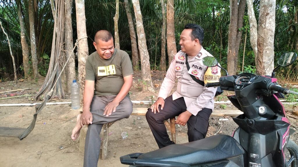 Bhabinkamtibmas Polsek Munjul Polres Pandeglang Jalankan Sambang Masyarakat untuk Menjaga Situasi Kamtibmas 3 WhatsApp Image 2024 04 19 at 21.49.16