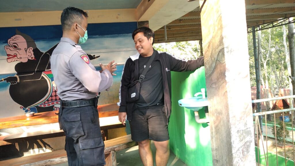 Polsek Munjul Polres Pandeglang dan Personil Koramil Munjul Gelar Patroli Dialogis untuk Menjaga Kamtibmas 4 WhatsApp Image 2024 04 19 at 21.49.53