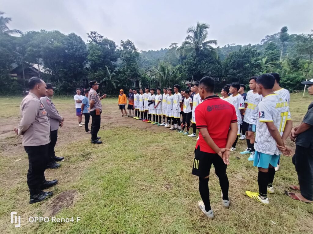 Polsek Pulosari Polres Pandeglang Mengamankan Turnamen Sepak Bola Antar Kampung di Desa Banjarwangi 9 WhatsApp Image 2024 04 19 at 22.14.19