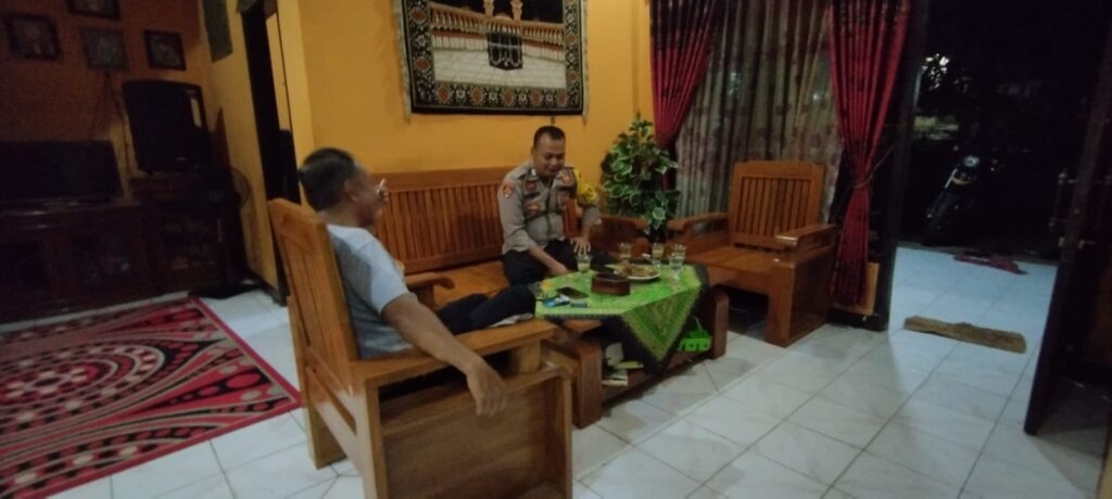 Bhabinkamtibmas Polsek Bojong Polres Pandeglang Melakukan Sambang dan Sosialisasi Kamtibmas di Desa Citumenggung 7 WhatsApp Image 2024 04 20 at 08.11.52
