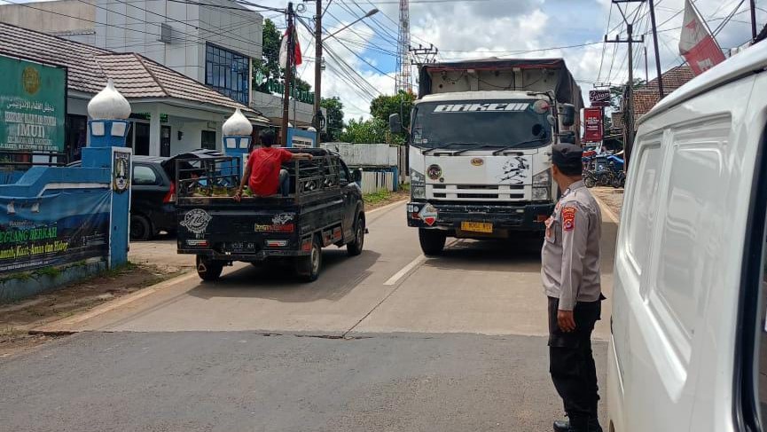 Polsek Bojong Polres Pandeglang Melaksanakan Strong Point Rutin Pagi Hari di Jalan Raya Saketi-Munjul 6 WhatsApp Image 2024 04 20 at 08.13.01