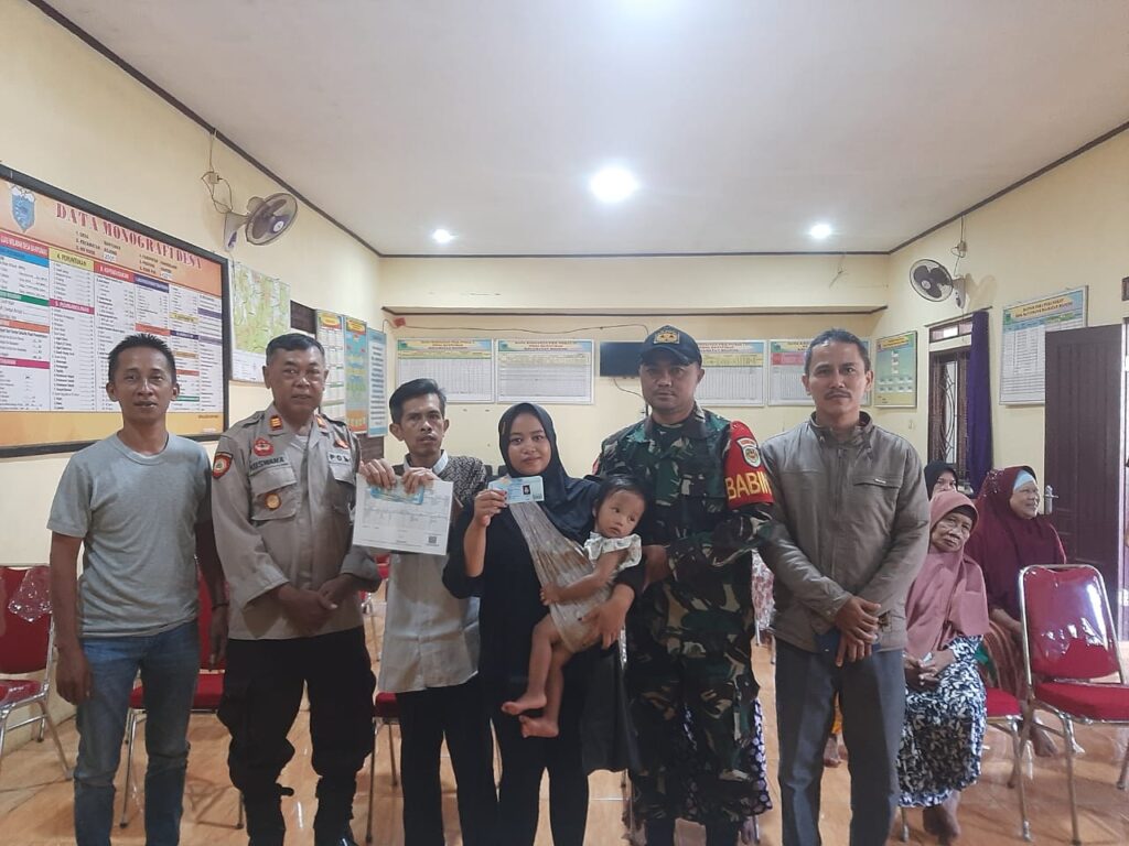 Polsek Bojong Polres Pandeglang Amankan Kegiatan Penyaluran Bansos BPNT Triwulan II Tahun 2024 di Seluruh Desa Kecamatan Bojong 5 WhatsApp Image 2024 04 20 at 15.17.06