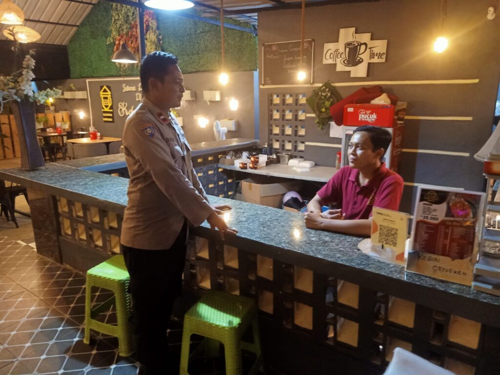 Kanit Binmas Polsek Cadasari Lakukan Sambang ke Cafe untuk Tingkatkan Keamanan Lingkungan 2 WhatsApp Image 2024 04 23 at 00.15.54