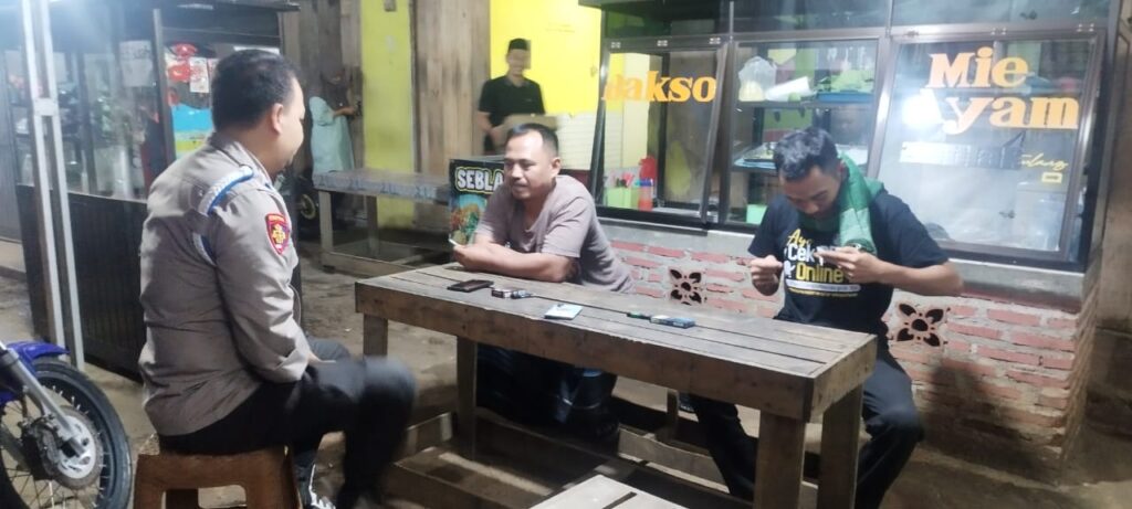 Patroli Malam Dialogis Polsek Bojong Polres Pandeglang: Meningkatkan Kesadaran Kamtibmas di Wilayah Hukum 6 WhatsApp Image 2024 04 23 at 08.28.33