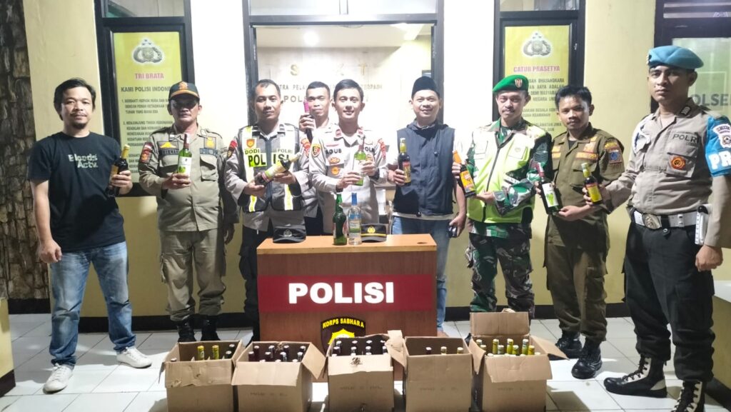 Polsek Saketi: Puluhan Botol Minuman Keras Diamankan dalam Patroli Malam Gabungan di Saketi 2 WhatsApp Image 2024 04 23 at 09.35.27