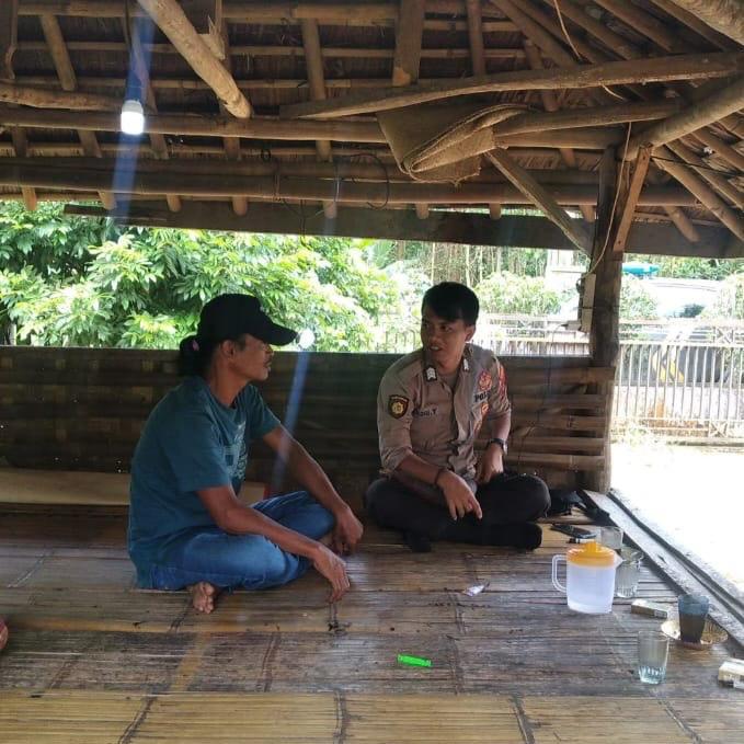 Bhabinkamtibmas Polsek Munjul Sambangi Masyarakat Desa Sampaikan Pesan Kamtibmas 4 WhatsApp Image 2024 04 23 at 21.02.44