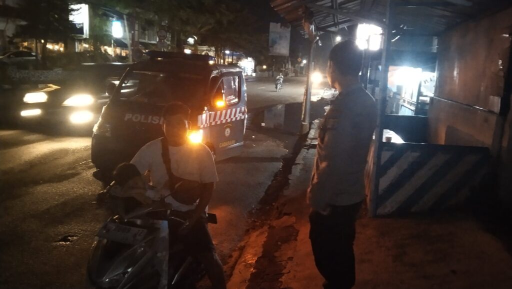 Polsek Cadasari Meningkatkan Kegiatan Patroli Malam untuk Menjaga Keamanan dan Ketertiban Masyarakat 1 WhatsApp Image 2024 04 23 at 23.24.56