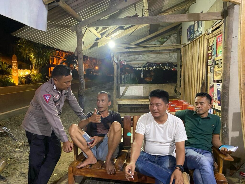 Polsek Carita Polres Pandeglang Mendapat Respon Positif dari Masyarakat Terkait Patroli Malam dan Himbauan Kamtibmas 4 WhatsApp Image 2024 04 24 at 07.08.40