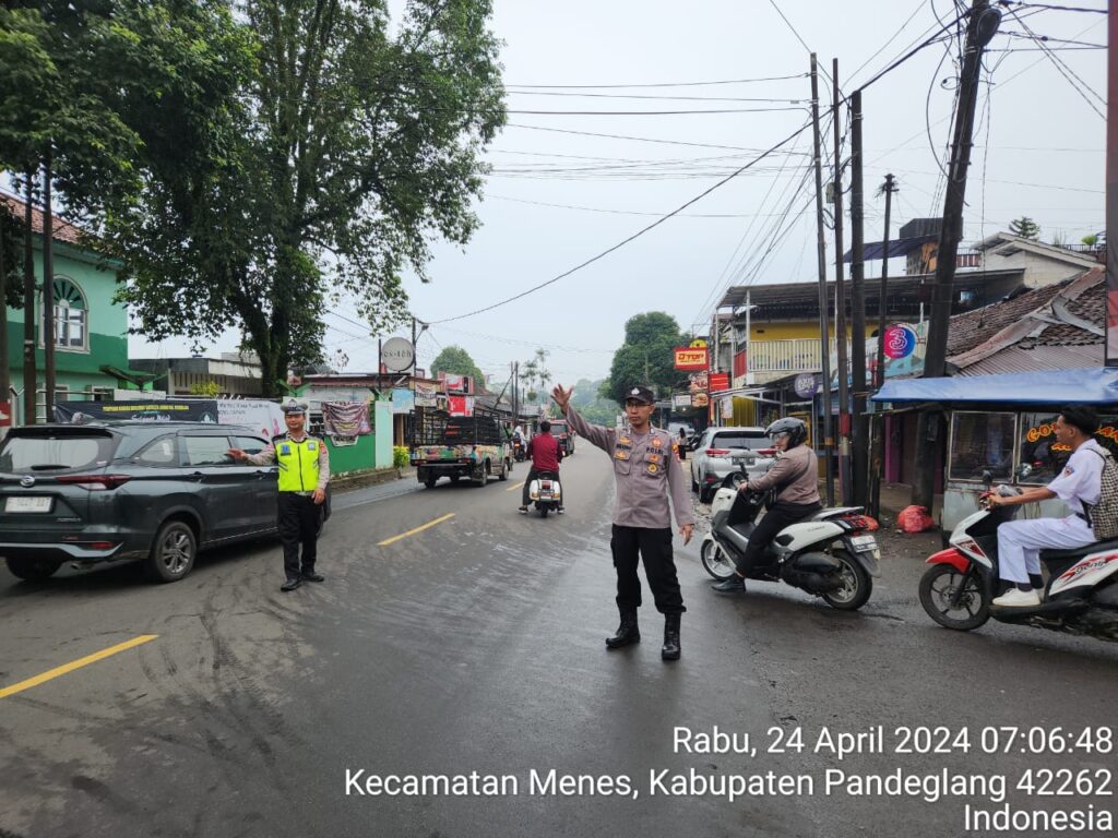 Petugas Lantas Polsek Menes Gatur Lalu Lintas dan Berikan Edukasi Keselamatan di Pertigaan Cimanying 5 WhatsApp Image 2024 04 24 at 07.56.59