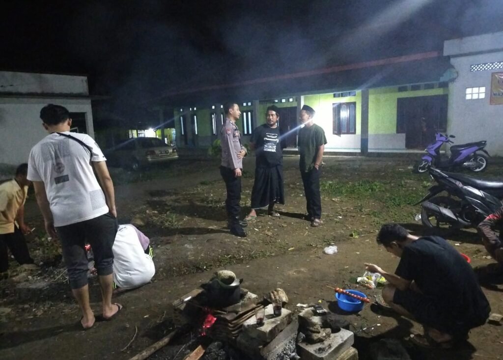Petugas Piket Polsek Menes Melaksanakan Patroli Rutin untuk Meningkatkan Situasi Kamtibmas di Wilayah 6 WhatsApp Image 2024 04 24 at 08.00.25