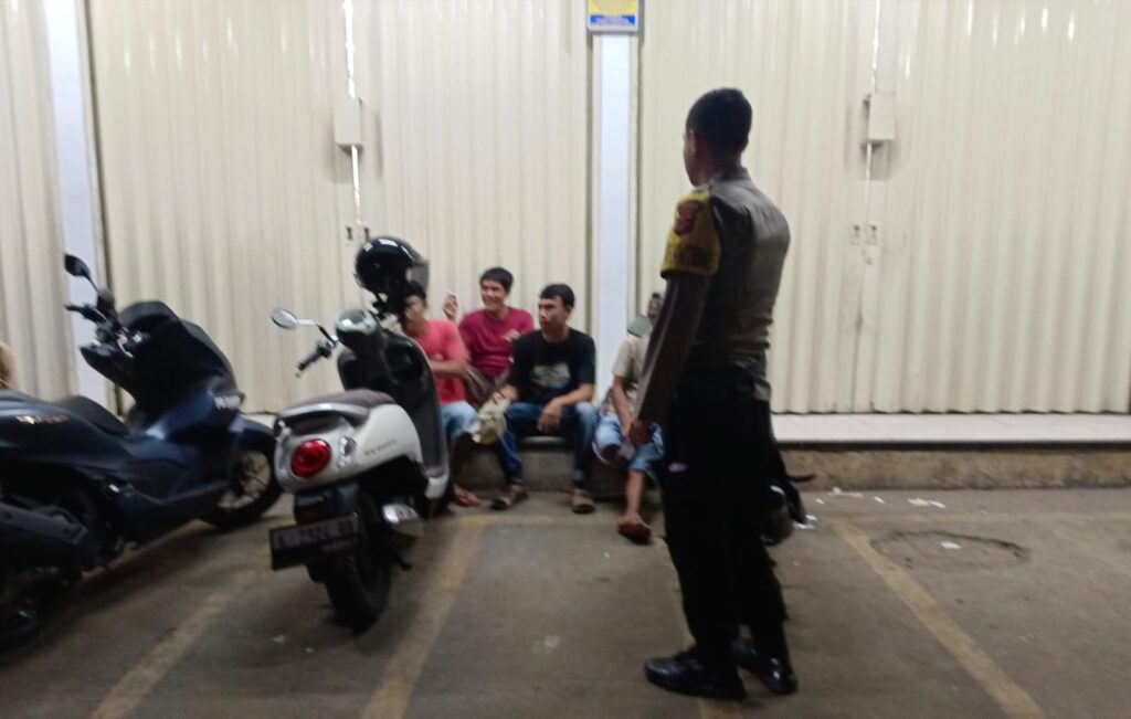 Pak Bhabin Polsek Menes Tingkatkan Pencegahan Kriminalitas dengan Himbauan kepada Pemuda di Wilayah Hukum Polsek Menes 7 WhatsApp Image 2024 04 24 at 08.01.57