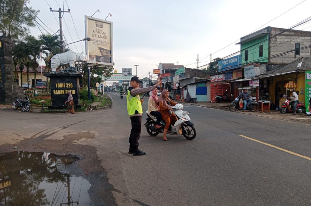 Polsek Cadasari Memastikan Kelancaran Lalu Lintas di Depan Pasar Cadasari untuk Keselamatan Pengguna Jalan 3 WhatsApp Image 2024 04 24 at 08.44.08
