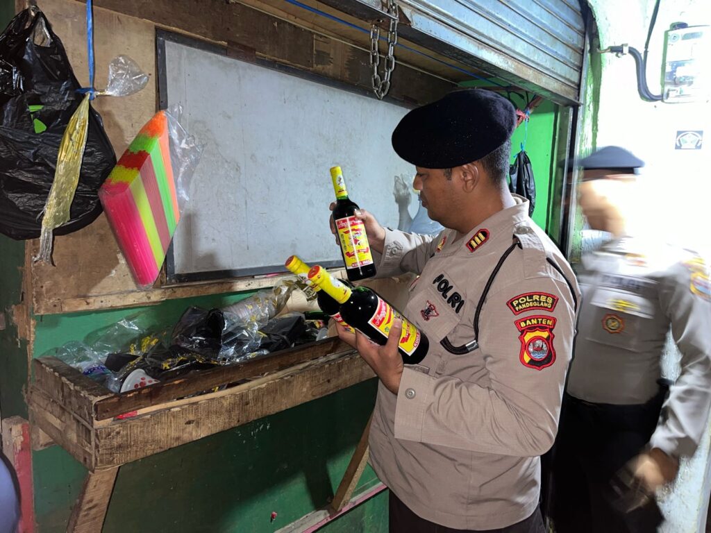 Sat Samapta Polres Pandeglang Berhasil Amankan Puluhan Botol Miras dalam Operasi Pekat 1 WhatsApp Image 2024 04 24 at 11.13.05