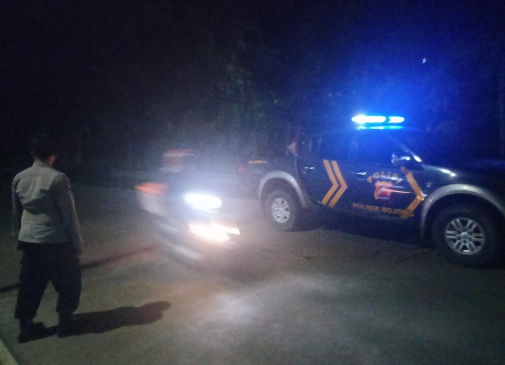 Polsek Bojong Polres Pandeglang Tingkatkan Blue Light Patrol untuk Keamanan Malam 7 WhatsApp Image 2024 04 24 at 13.28.01
