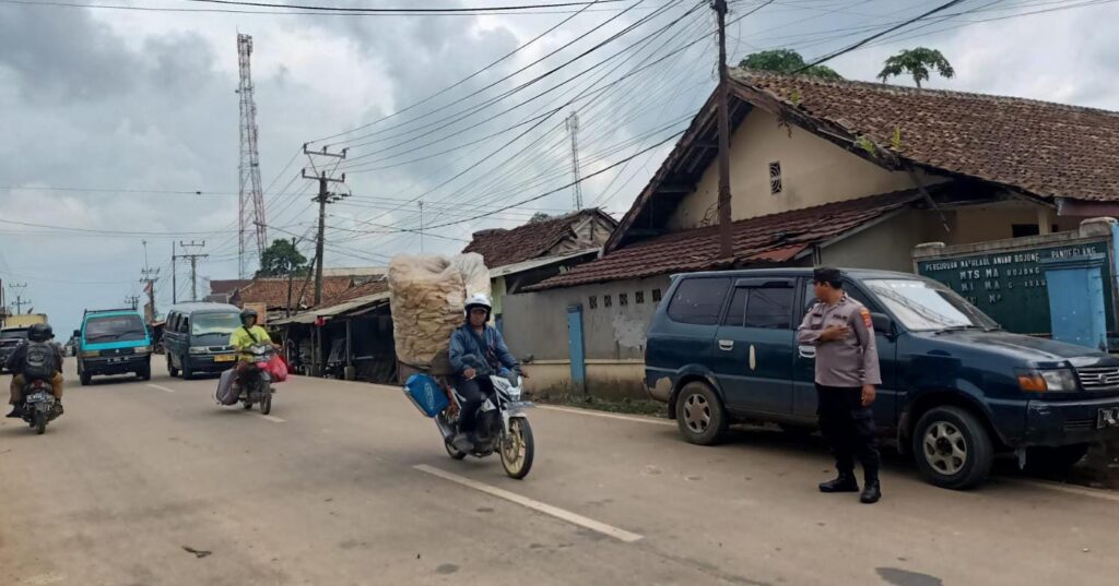 Polsek Bojong Polres Pandeglang Mewujudkan Pelayanan Optimal Melalui Kegiatan Strong Point 6 WhatsApp Image 2024 04 24 at 13.29.54