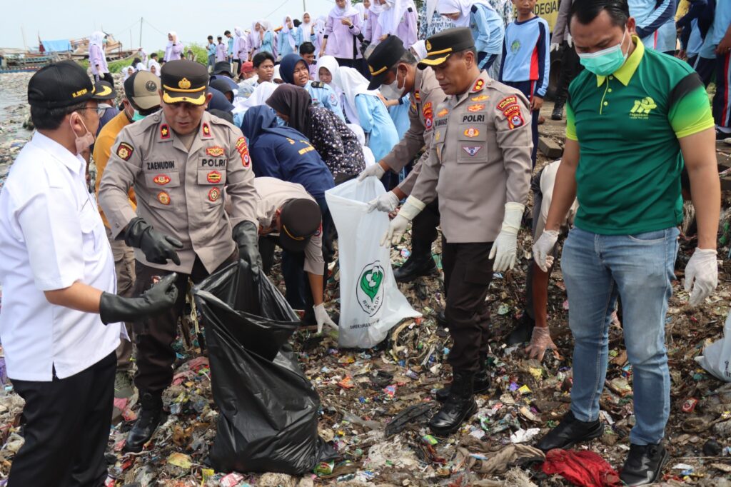 Kapolres Pandeglang dan Pejabat Utama Polres Mendampingi Bupati Pandeglang dalam Kegiatan Pembersihan Sampah di Pesisir Pantai 4 WhatsApp Image 2024 04 24 at 14.05.35