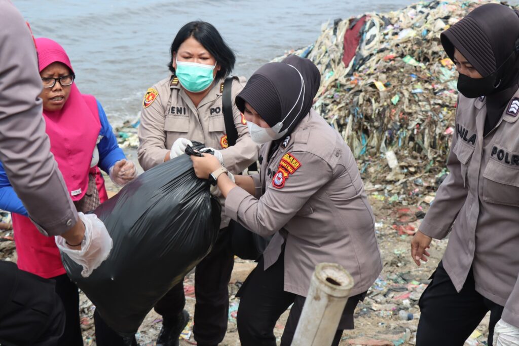 Polwan Polres Pandeglang Berpartisipasi dalam Kegiatan Pembersihan Sampah di Pesisir Pantai 3 WhatsApp Image 2024 04 24 at 14.05.57