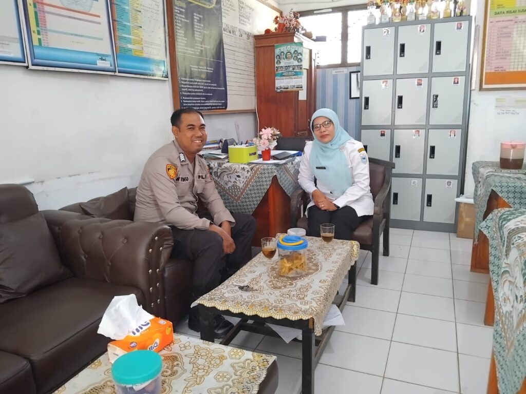 Polsek Cadasari: Kunjungan ke Sekolah Dasar Bangkonol untuk Meningkatkan Kesadaran Keamanan 10 WhatsApp Image 2024 04 24 at 15.26.27