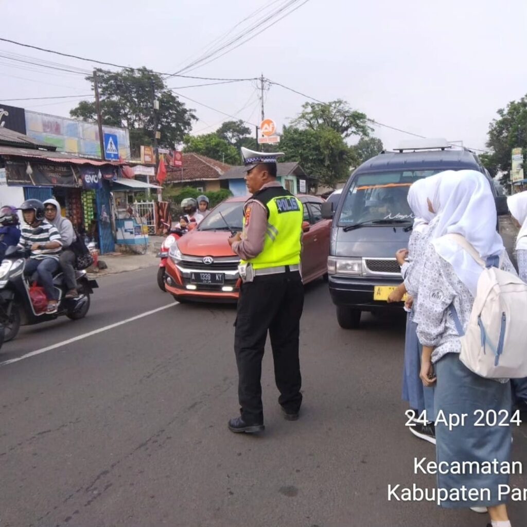 Polsek Pandeglang Rutin Lakukan Pengaturan Lalu Lintas untuk Kemanan dan Kelancaran Aktivitas Masyarakat 9 WhatsApp Image 2024 04 24 at 18.17.42